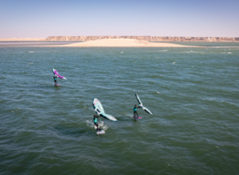 Wingfoil sur l'eau plate de la lagune
