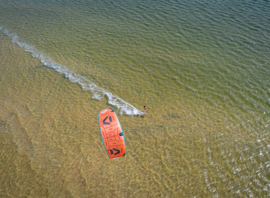 Un des bateaux de sauvetage qui couvrent la lagune
