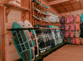 Le local du Duotone Pro Center : planches, wings et accessoires