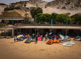 Le centre nautique et le matériel déployé sur la plage