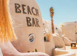 Le Beach Bar, construit en terre