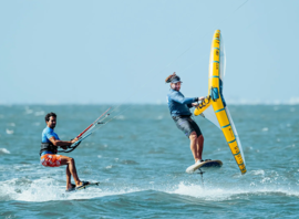 Session de kitesurf et de wingfoil sur la lagune