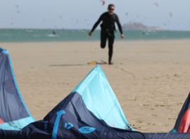 Ailes gréées sur la plage