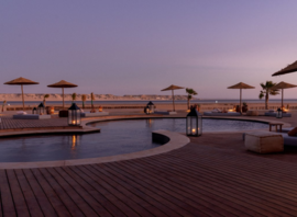 Le deck et la piscine au crépuscule