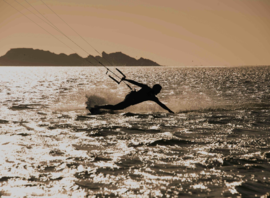 Kitesurf sur le lagon en fin de journée