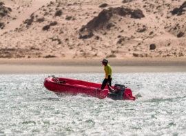 Le bateau de sécurité sur le lagon