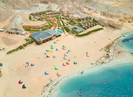 Le resort vu du ciel, ailes posées sur la plage