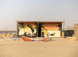 La case de voile et le matériel sur la plage