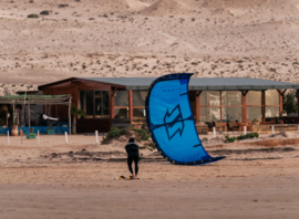 Kitesurf sur le plan d'eau du camp