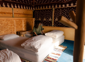 Intérieur d'une tente du camp