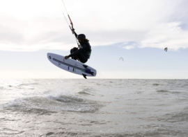 Session de kitesurf devant l'Ocean Academy