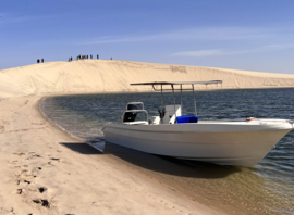 Le bateau du centre au pied de la Dune Blanche