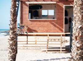 Cabane de plage sur le sable