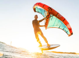 Wingfoil au coucher du soleil
