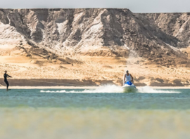 Session tractée devant les falaises de la baie