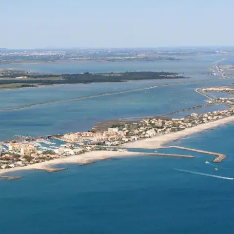 Vue aérienne du lido de Frontignan-Plage, entre mer et étangs