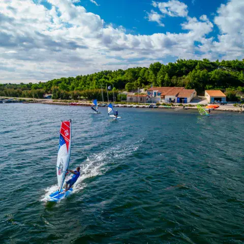 Planche à voile devant la base nautique