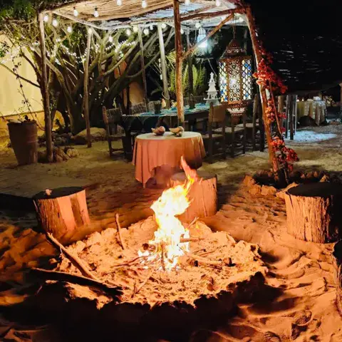 Espace feu de camp du camp, en soirée