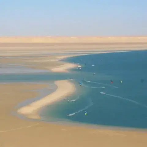 Banc de sable et eau turquoise sur la lagune