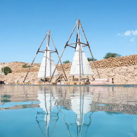 Le bassin et les voiles d'ombrage