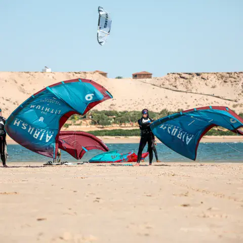 Ailes Airush gréées sur la plage avant le cours