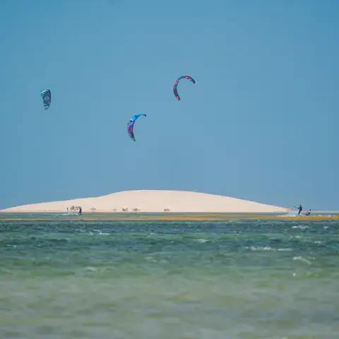Session de kitesurf devant la dune blanche