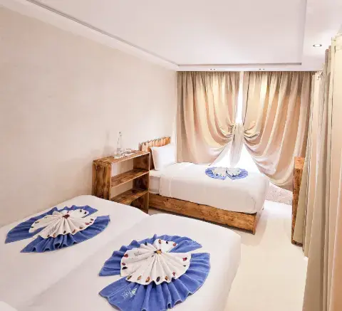 Chambre à lits jumeaux de l'hébergement