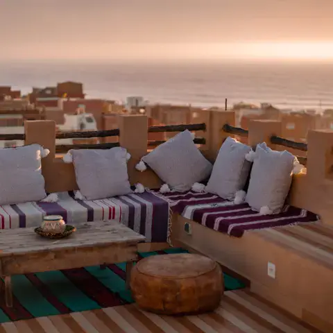 La terrasse sur le toit, face à l'océan