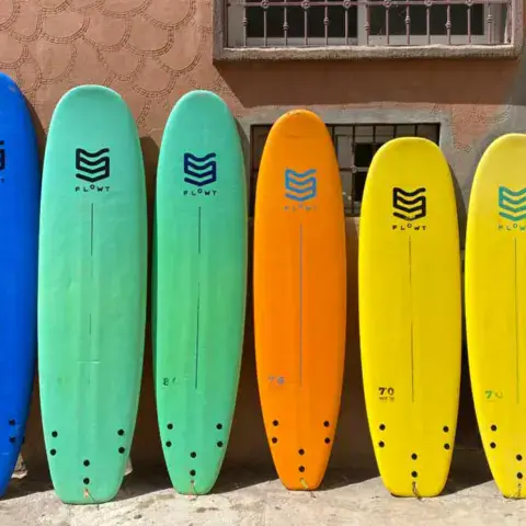 Le parc de soft-tops devant la maison