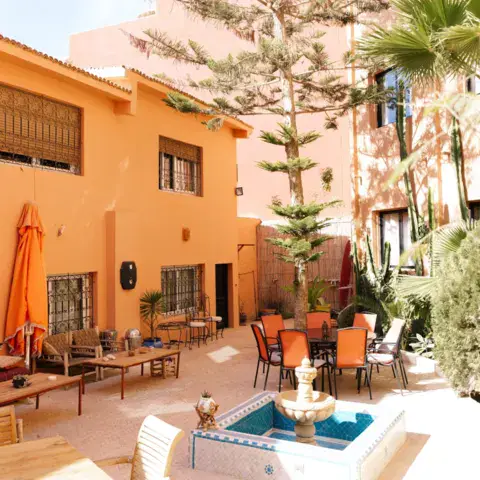 Le patio et la piscine de la villa