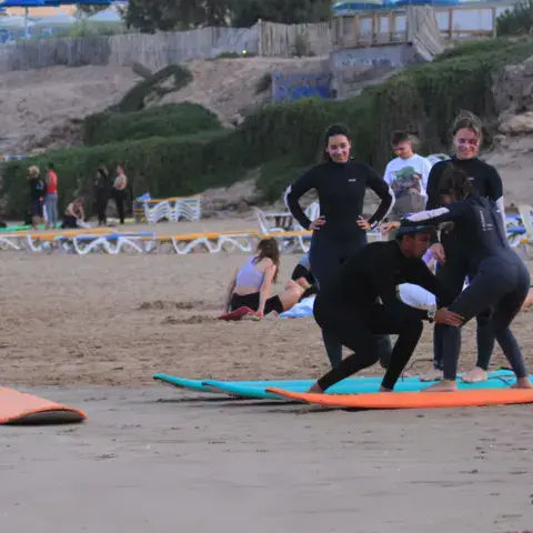 Cours de surf sur la plage de la baie de Taghazout