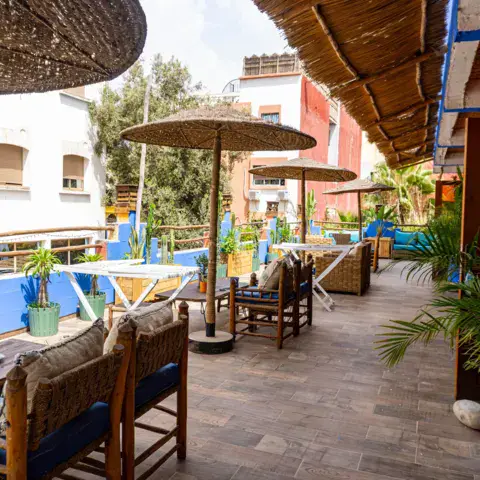 La terrasse couverte du surf camp