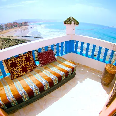 Le salon ouvert sur la plage de Taghazout