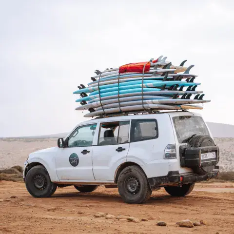 Le 4x4 chargé de planches avant la navette