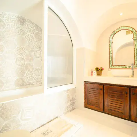 Salle de bains d'une chambre premium