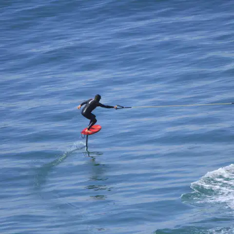 Vol en surf foil sur eau plate