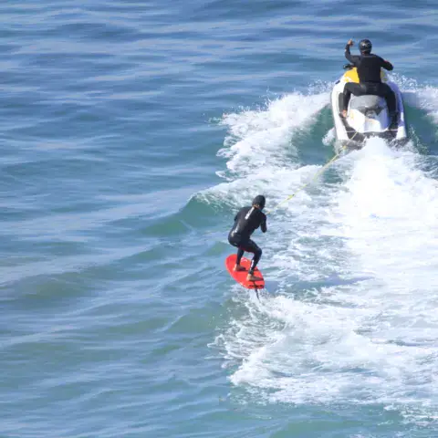 Séance de foil tracté derrière le jet-ski