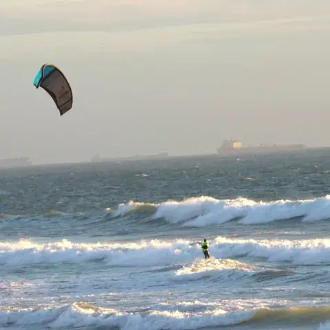 Kitesurf dans les vagues de la baie de Taghazout