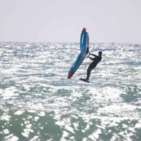 Saut en wingfoil au large de Taghazout