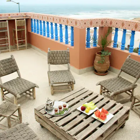 Le toit-terrasse de la Surf House, face à l'océan