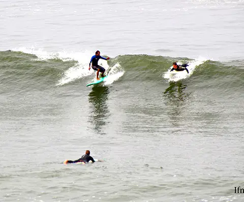 Session de surf sur la vague de Sidi Ifni
