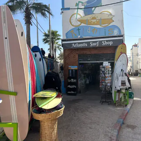 L'entrée du magasin et son rack de planches