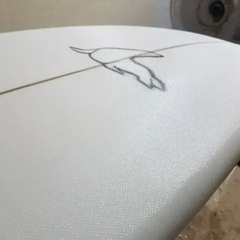 Le logo tracé sur le nez d'une planche finie