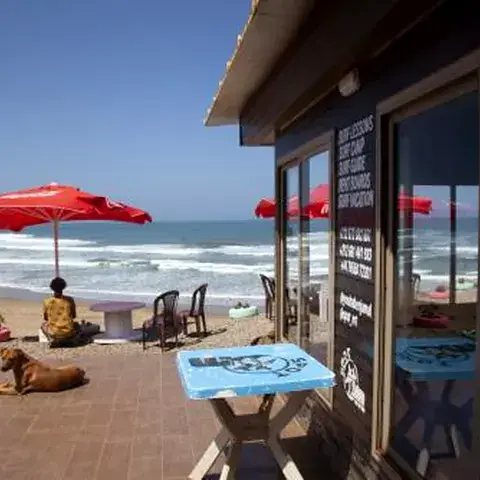 L'école et le restaurant en bord de plage