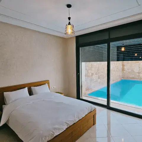 Chambre d'une retraite, ouverte sur la piscine