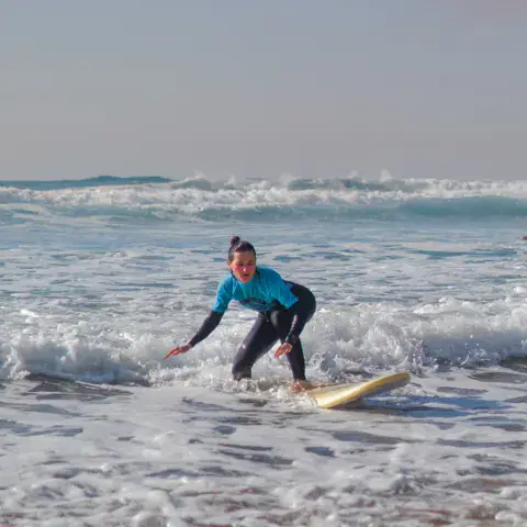 Un élève à la sortie d'une vague