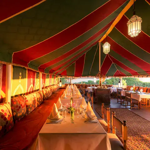 La salle du restaurant, sous la tente caïdale