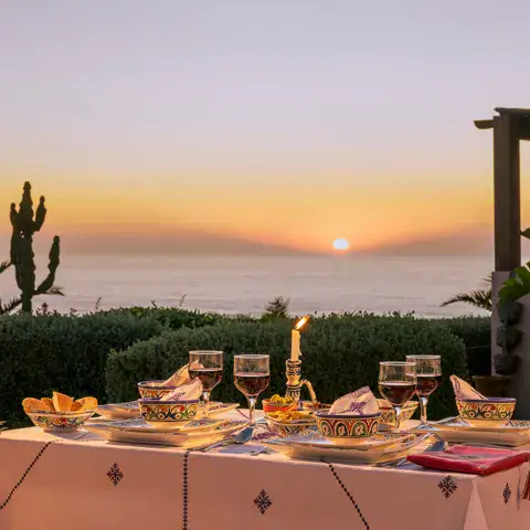 Table dressée sur la terrasse, au coucher du soleil
