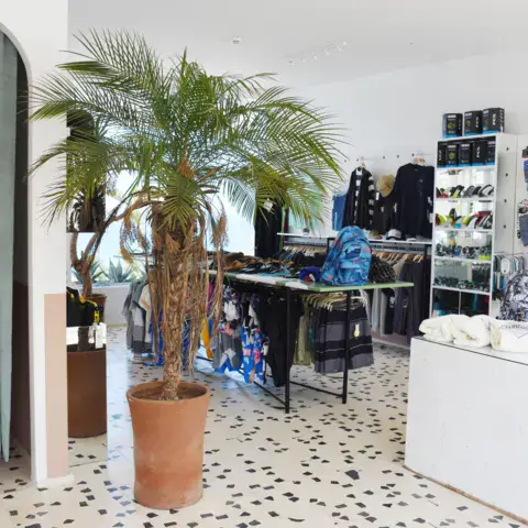 Intérieur du magasin et son sol en terrazzo