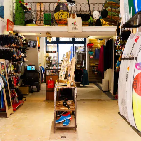 L'intérieur du magasin et le rack à planches